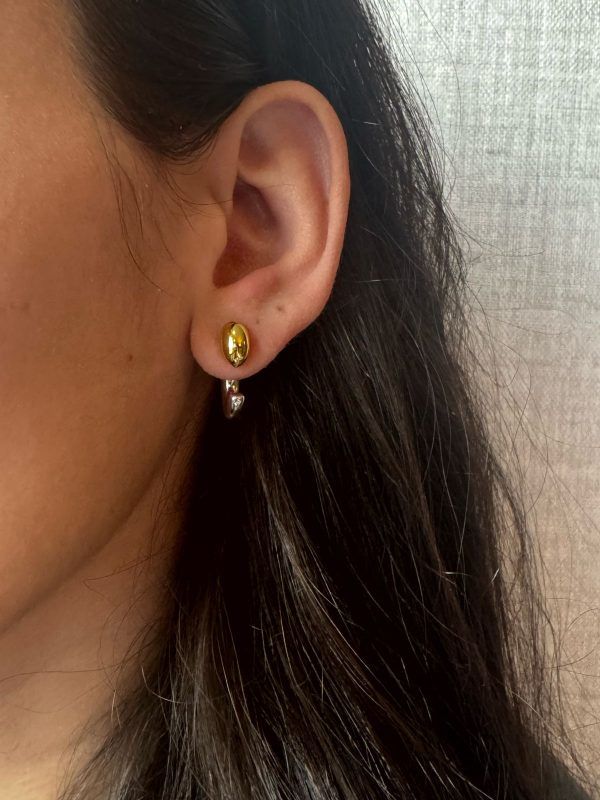 Arracada pequeña en dorado y plateado - Imagen 3