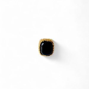 Anillo Dorado Con Gema Negra