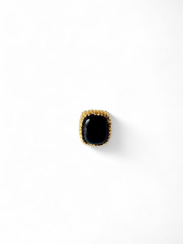 Anillo Dorado Con Gema Negra